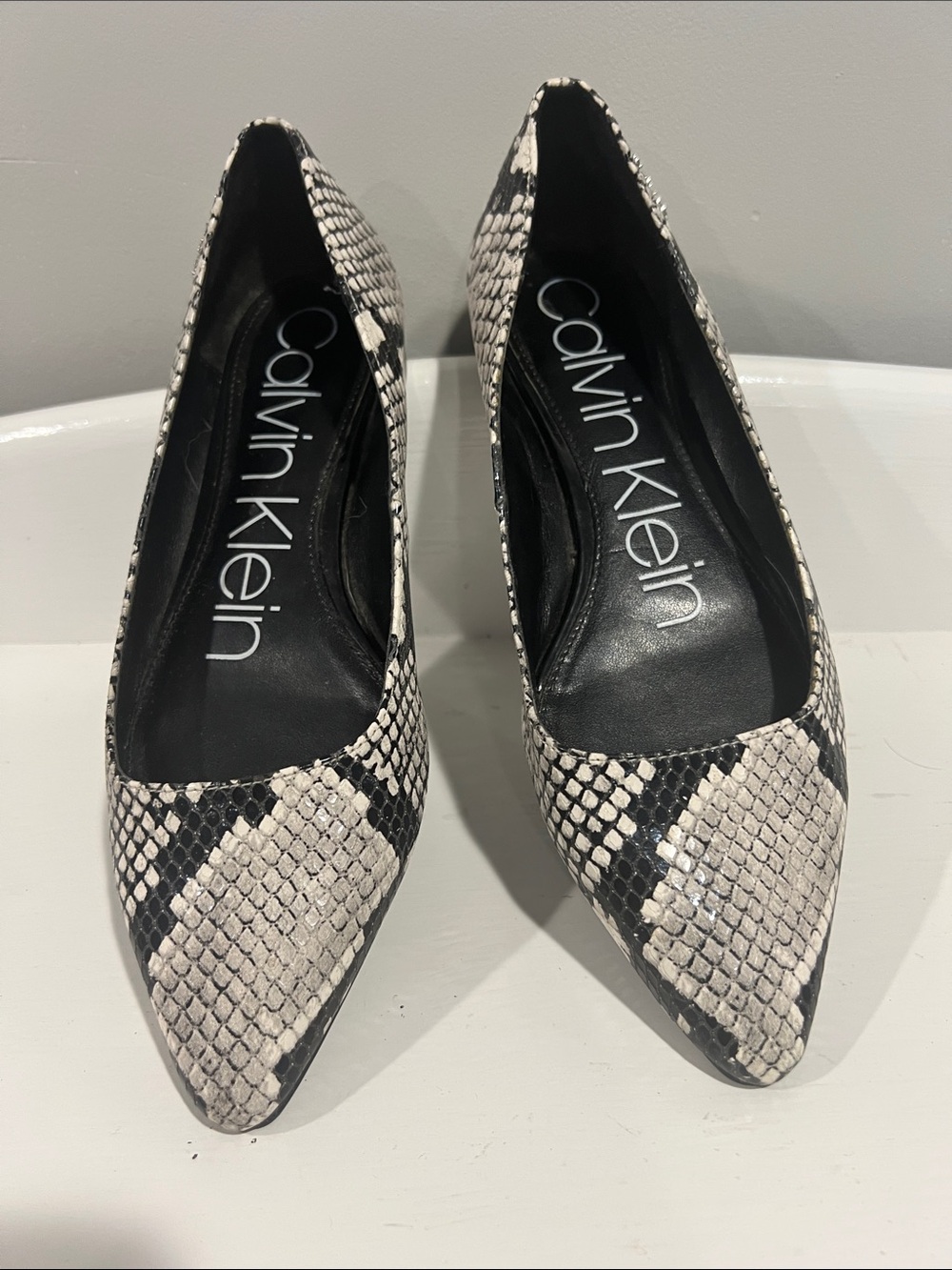 Calvin Klein emerin shoes size 6 snake print
chic metro